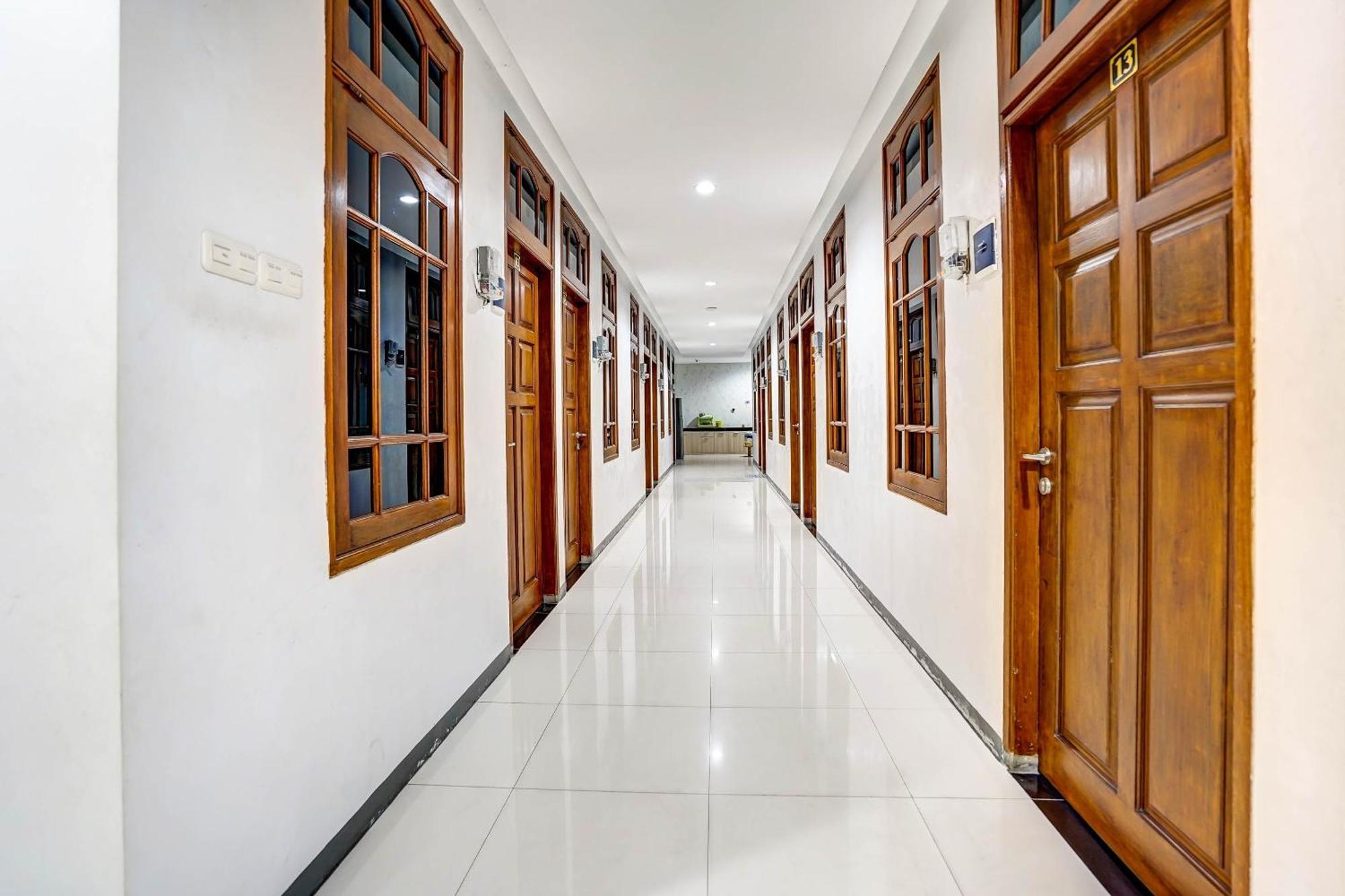 Oyo 90891 Parang Kusumo Residence Krembangan Экстерьер фото