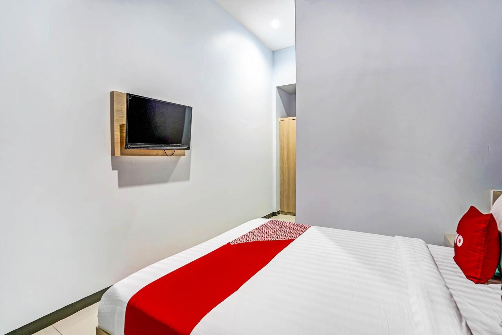 Oyo 90891 Parang Kusumo Residence Krembangan Экстерьер фото