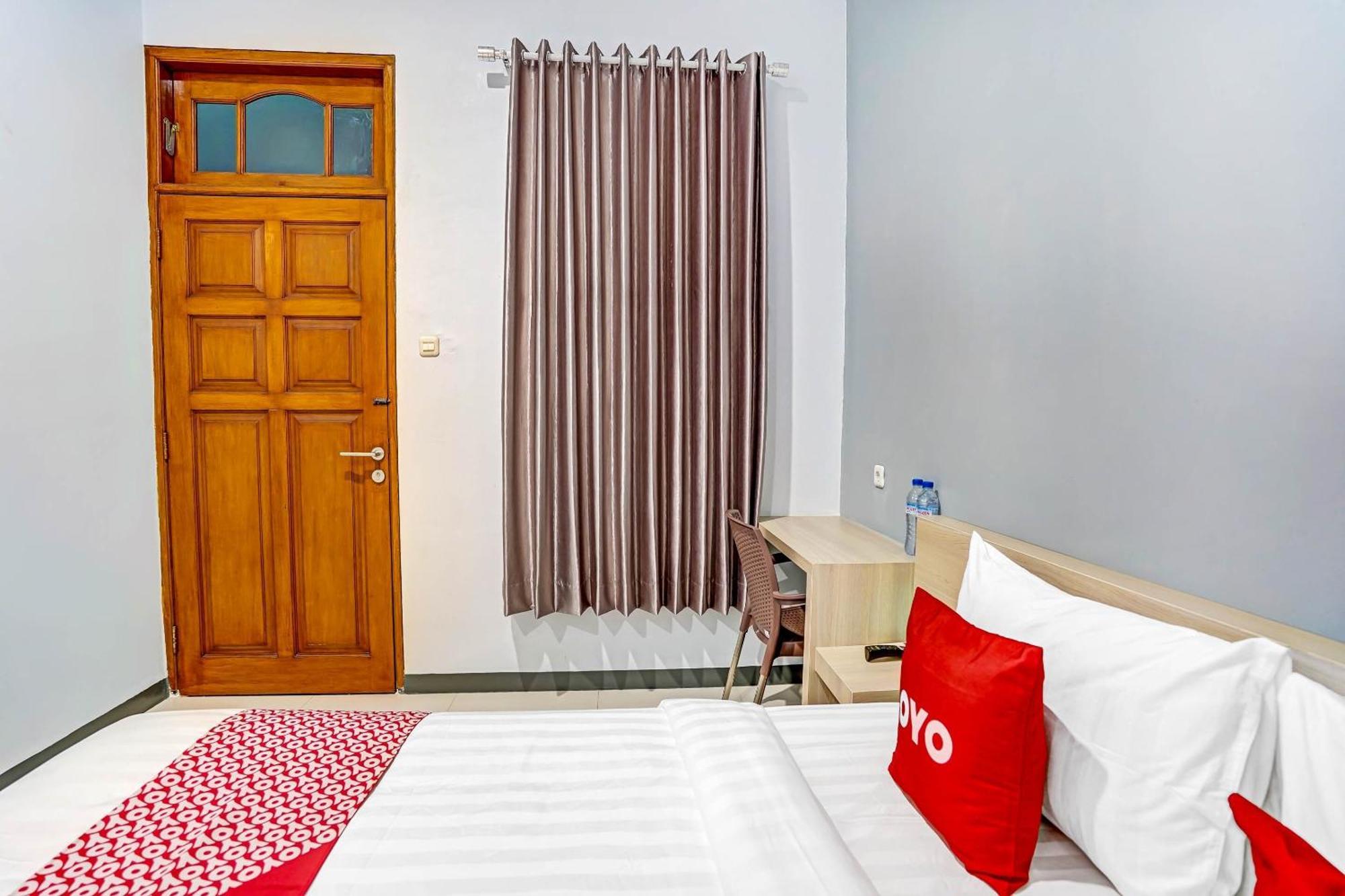 Oyo 90891 Parang Kusumo Residence Krembangan Экстерьер фото
