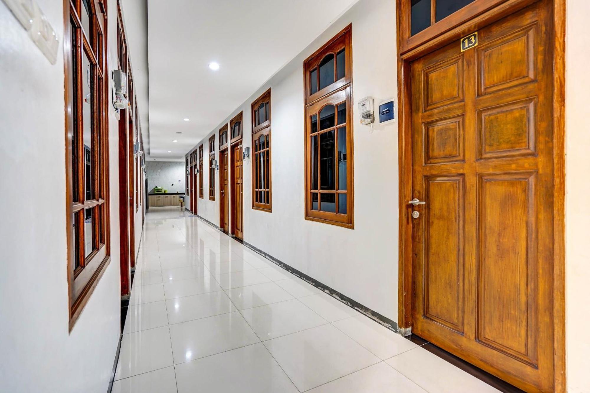 Oyo 90891 Parang Kusumo Residence Krembangan Экстерьер фото