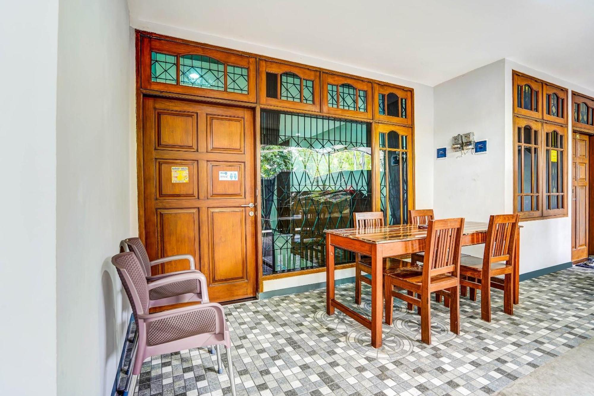 Oyo 90891 Parang Kusumo Residence Krembangan Экстерьер фото