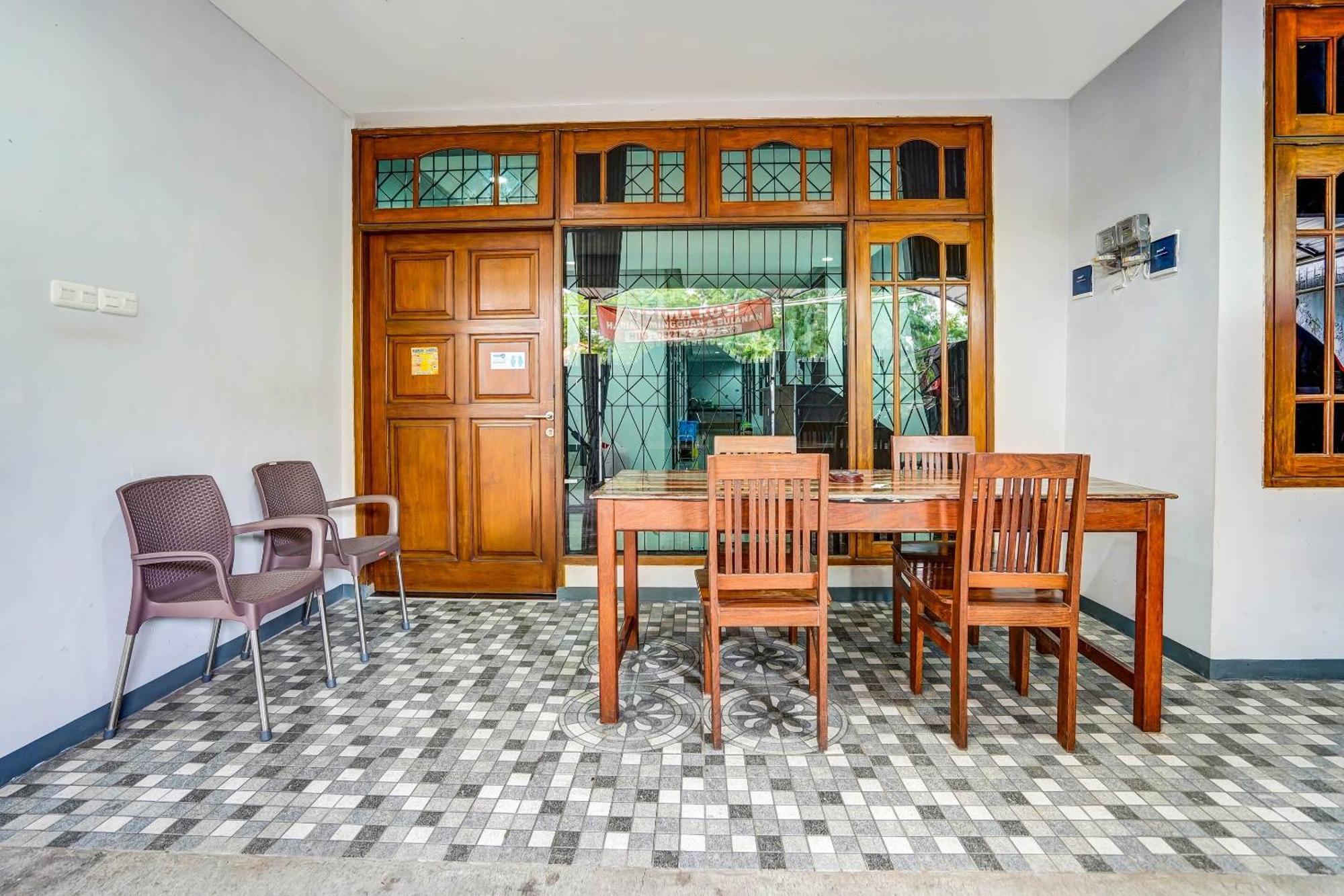 Oyo 90891 Parang Kusumo Residence Krembangan Экстерьер фото