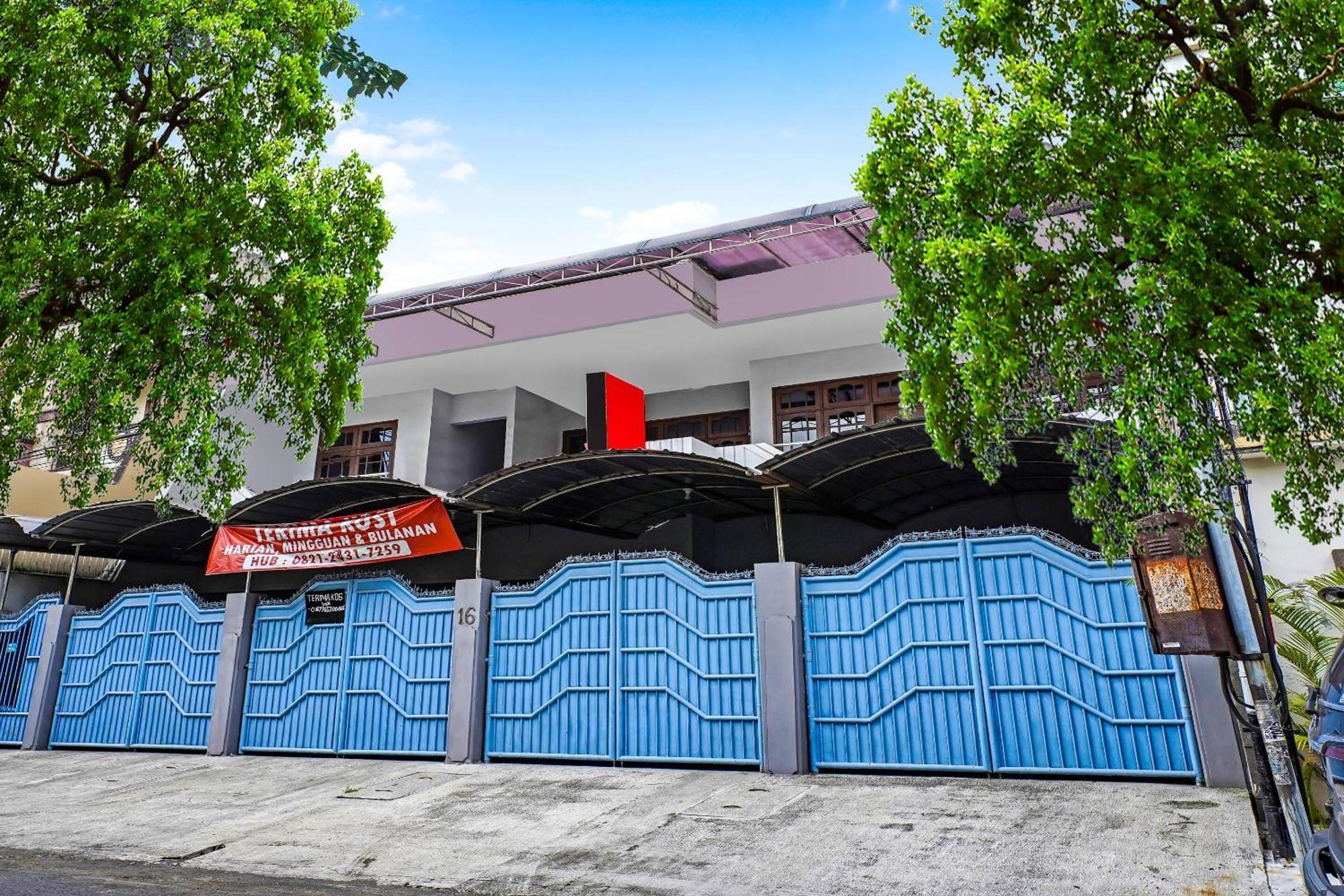 Oyo 90891 Parang Kusumo Residence Krembangan Экстерьер фото